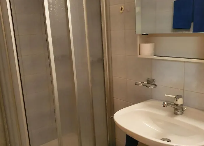 Schoene Mit Aussicht Auf Bergpanorama インナートキルヒェン