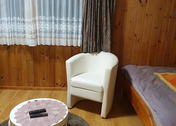 Schoene Mit Aussicht Auf Bergpanorama